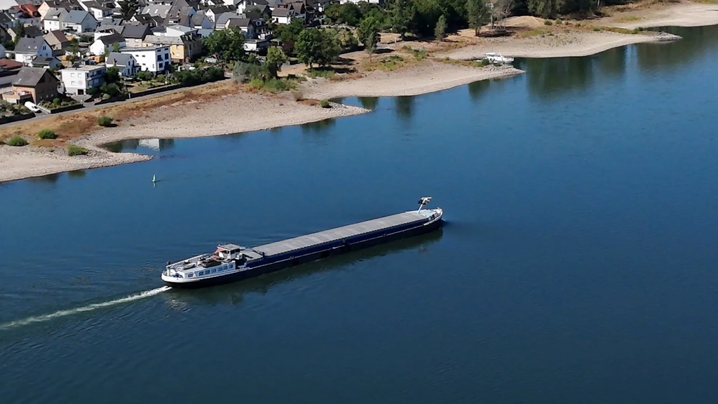 Scheepvaart over Duitse Rijn deels gestremd, miljardenstrop dreigt voor economie