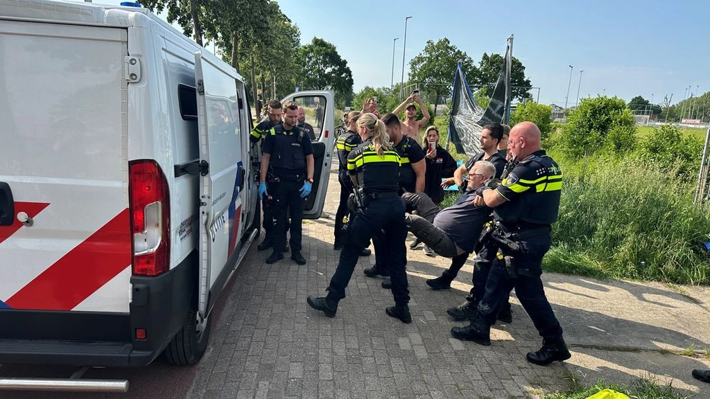 Foto: Demonstranten ketenen zich vast bij bouw noodopvang IJsselstein