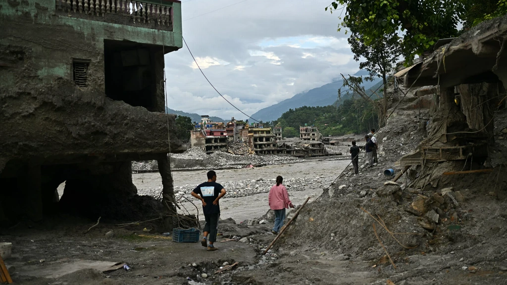 Australiër huurt helikopter om vrouw in Nepal te zoeken, nog zeker 5000 vermisten
