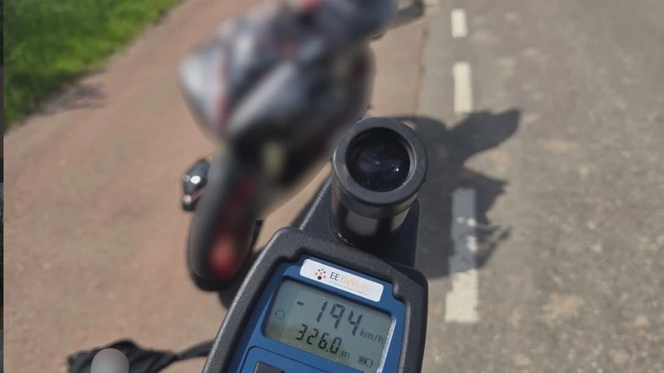 Foto: Motorrijder (27) raast met bijna 200km over Brabantse dijk, rijbewijs kwijt