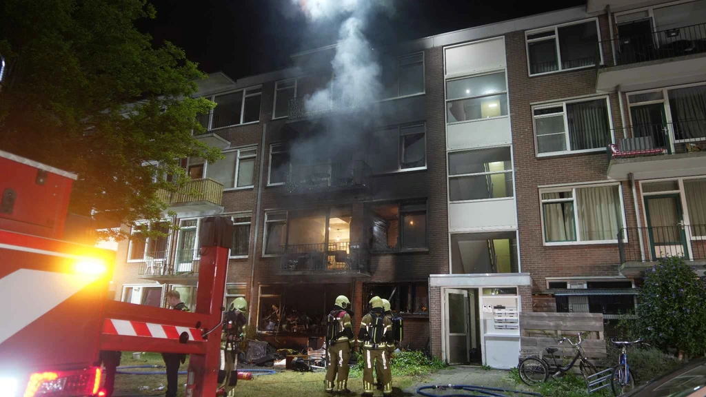 Afvalbrand slaat over op flat in Zwolle, 16 woningen ontruimd