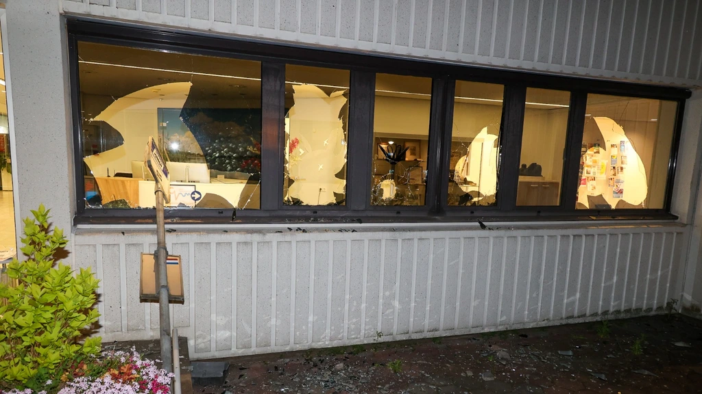 Foto: Ruiten ingegooid bij gemeentehuis Loosdrecht waar asielopvang komt