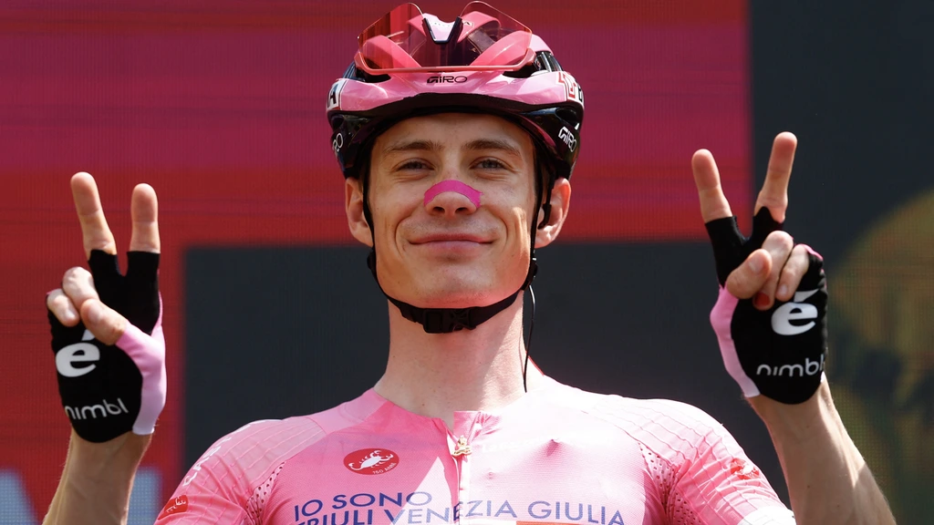 Ook Kuss in club met ritzeges in Tour, Vuelta én Giro • Arensman valt van podium