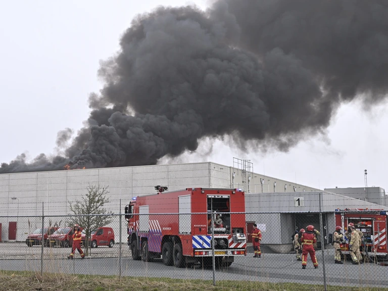 Verwoestende brand bij patisseriebedrijf Edough in Ermelo: pand verloren, NL-Alert voor rookoverlast — image 6