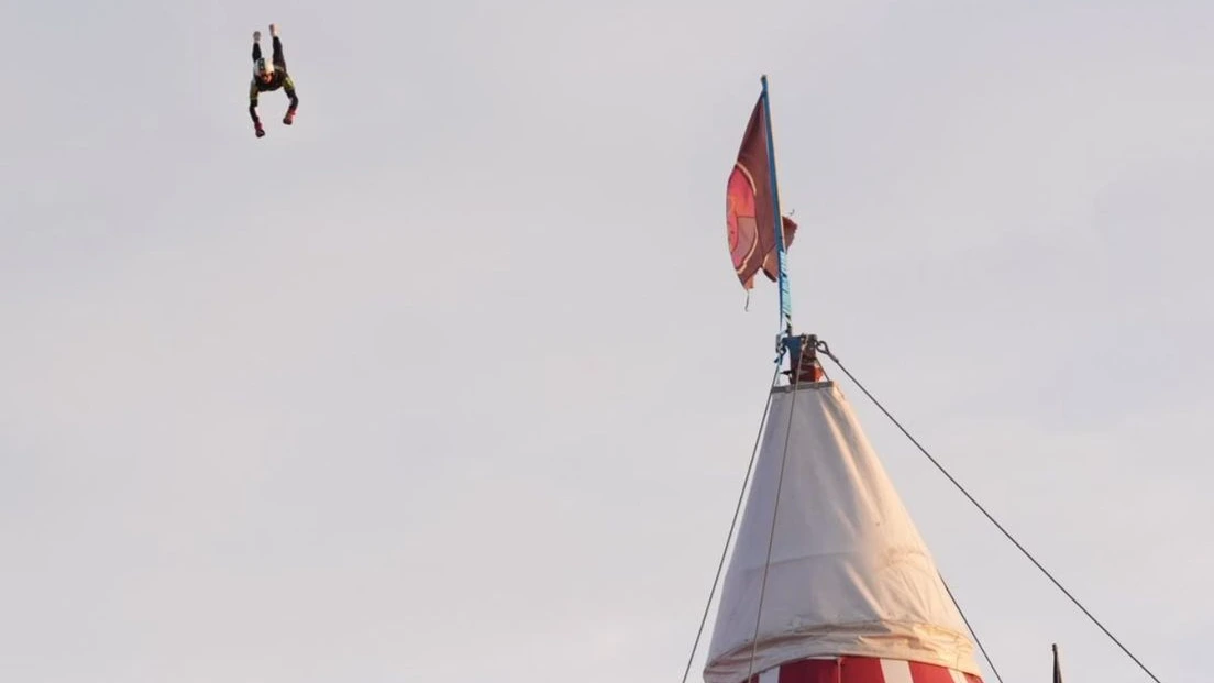 Stuntman naar ziekenhuis na harde landing van katapultsprong op Zwarte Cross