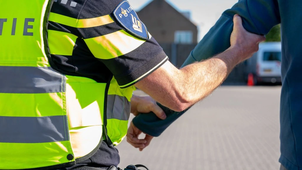 Foto: Verdachte stormt op politie af met bijl, agent lost waarschuwingsschoten