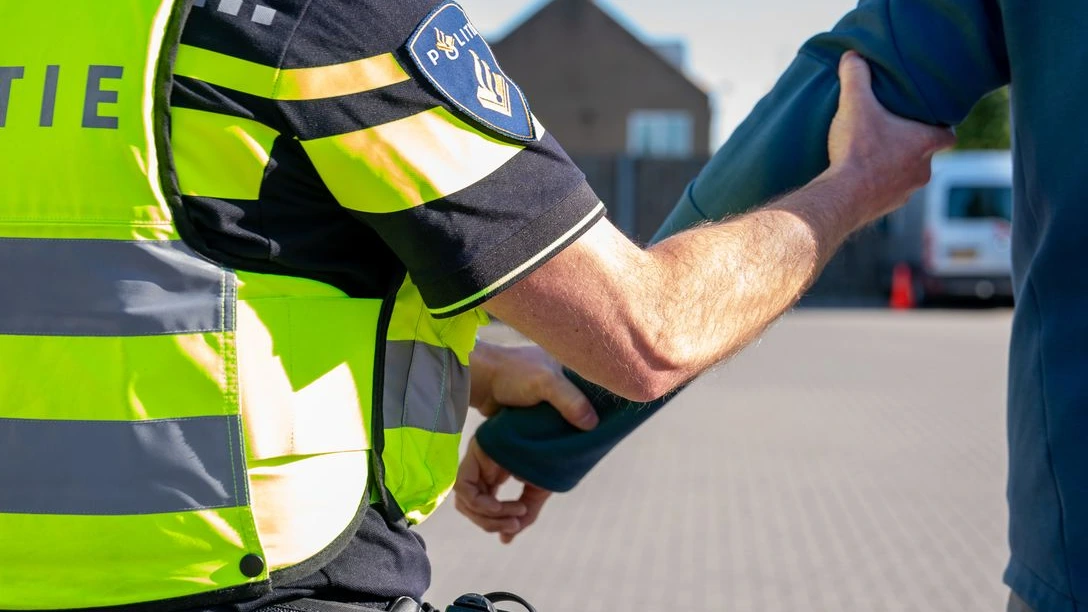 Verdachte stormt op politie af met bijl, agent lost waarschuwingsschoten Verdachte stormt op politie af met bijl, agent lost waarschuwingsschoten