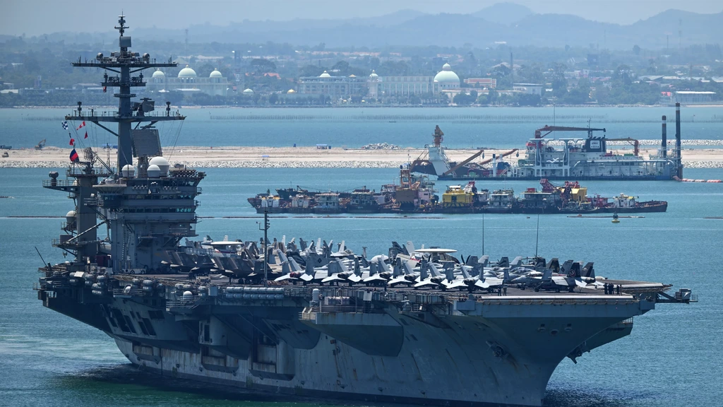 Amerikaans vliegdekschip USS Abraham Lincoln verlaat Thailand