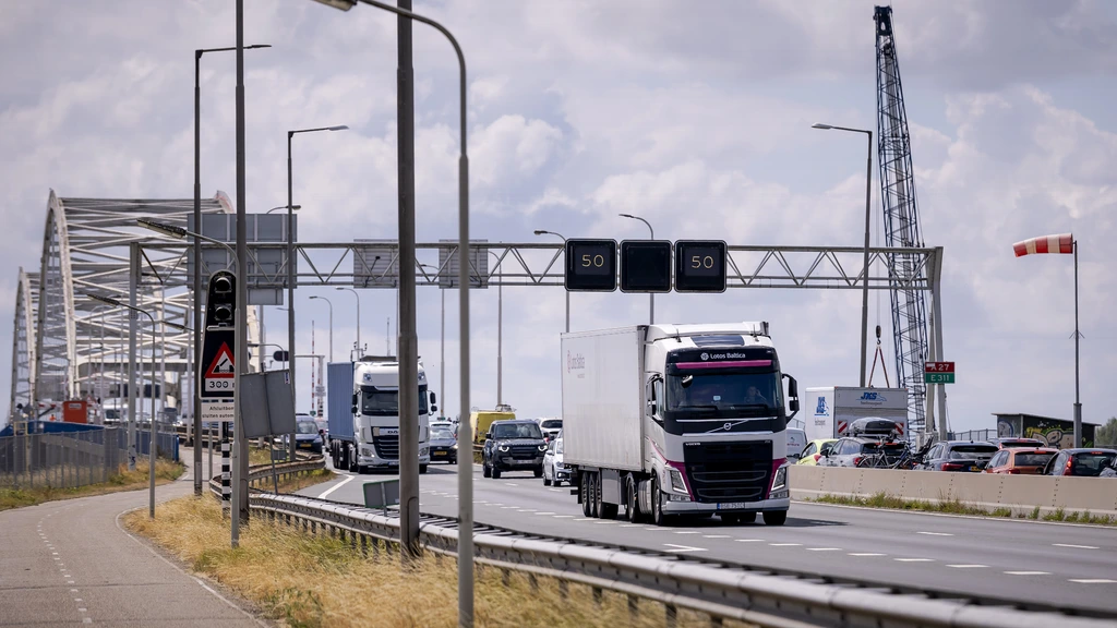 Foto: Duizenden buitenlandse vrachtwagens rijden ondanks verbod over Merwedebrug