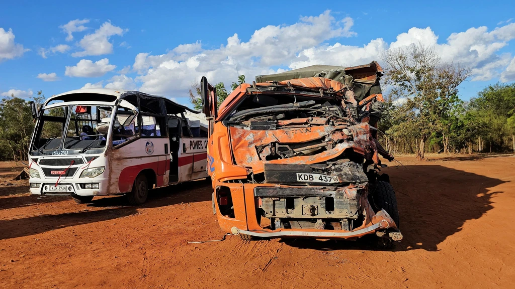 Foto: Bus met kerkgangers botst in Kenia frontaal op vrachtwagen, 24 doden 