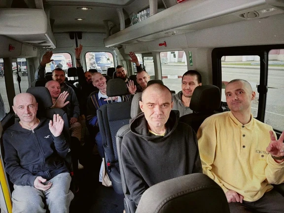 Oekraïense krijgsgevangenen in een bus in Oekraïne