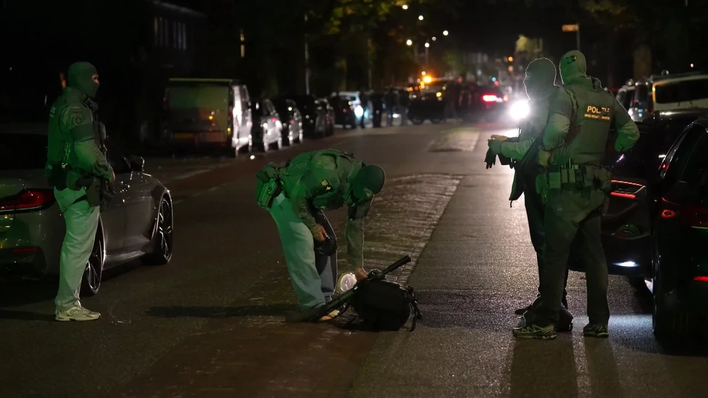 Foto: Politie rukt massaal uit in Nijmeegse woonwijk na melding over schoten