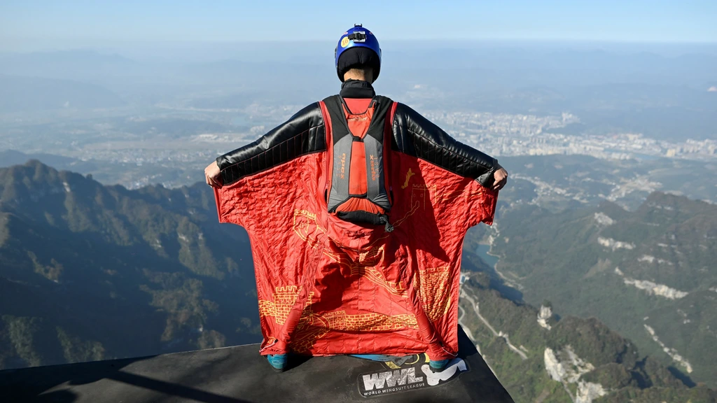 Twee zwaargewonden na botsing tijdens wingsuit-sprong in Oostenrijk
