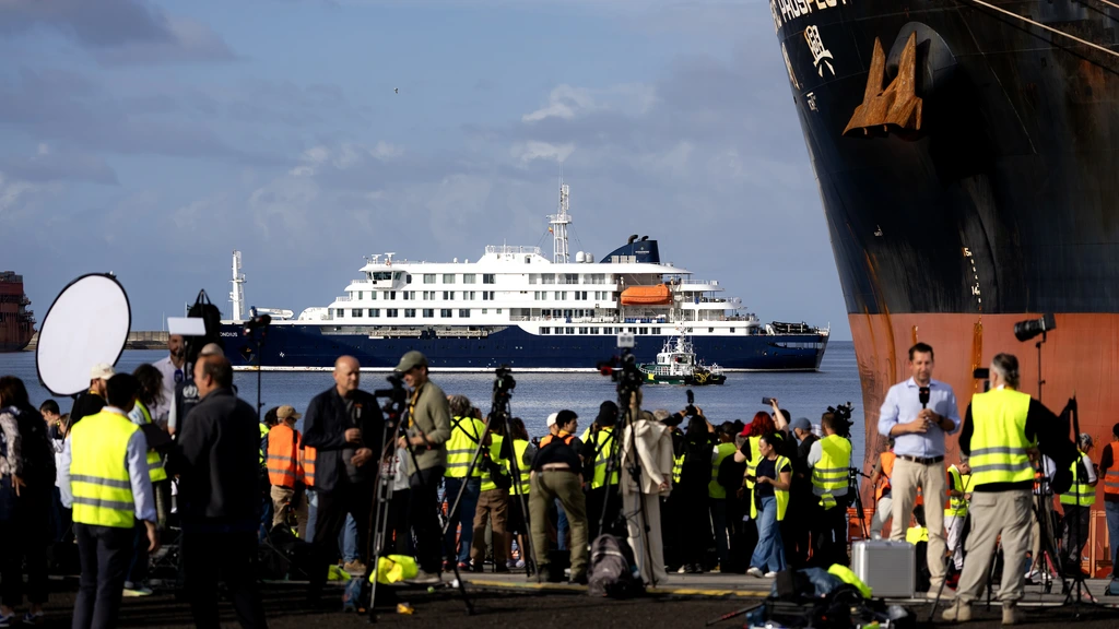 Foto: Cruiseschip Hondius bij Tenerife, eerste groep passagiers van boord