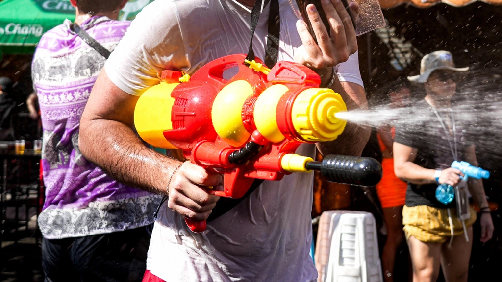 Tientallen mensen op de vuist bij watergevecht in Brabants dorp, twee gewonden