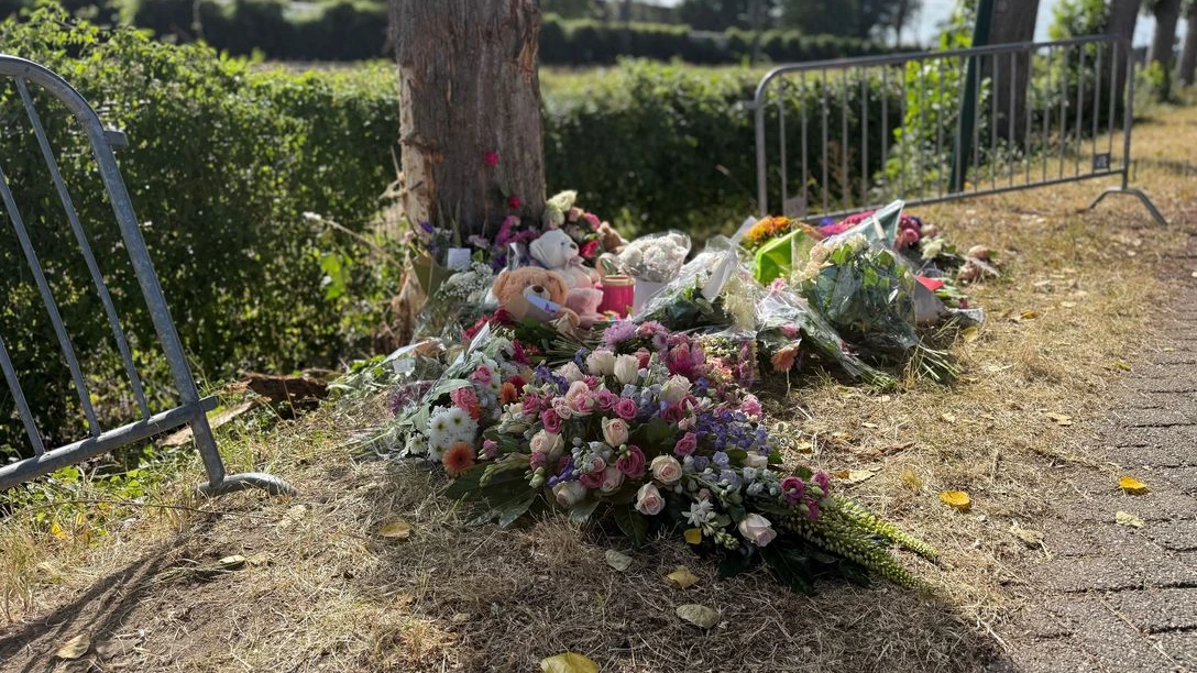 Maarssen rouwt om vriendinnen (17 en 18) die omkwamen bij ongeluk Maarssen rouwt om vriendinnen (17 en 18) die omkwamen bij ongeluk