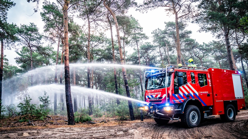 Bestrijding brand vannacht ‘gegaan zoals gehoopt’ • Chinooks stijgen later op Bestrijding brand vannacht ‘gegaan zoals gehoopt’ • Chinooks stijgen later op