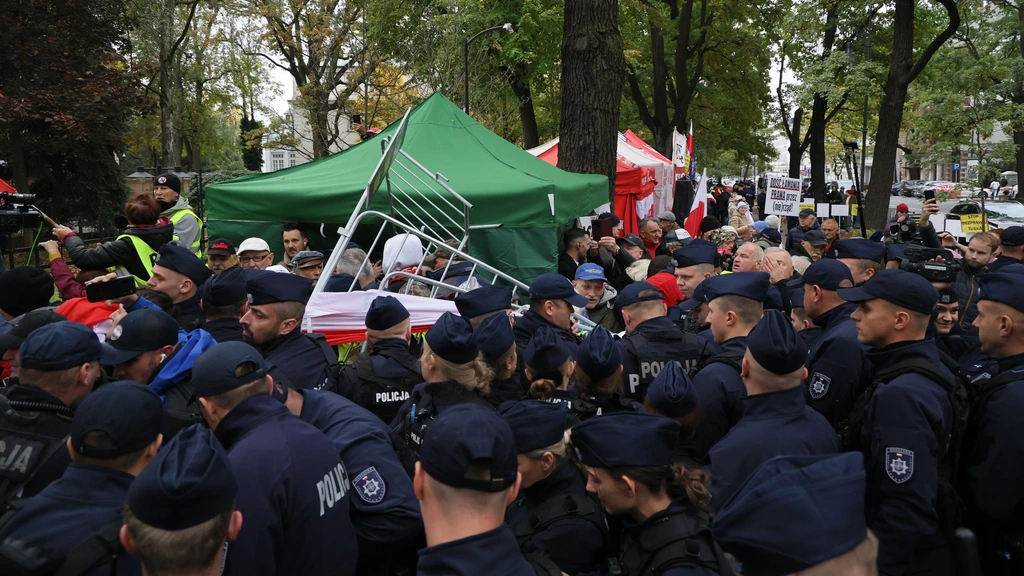 Opnieuw Poolse rechter beëdigd zonder aanwezigheid president, protesten bij hof