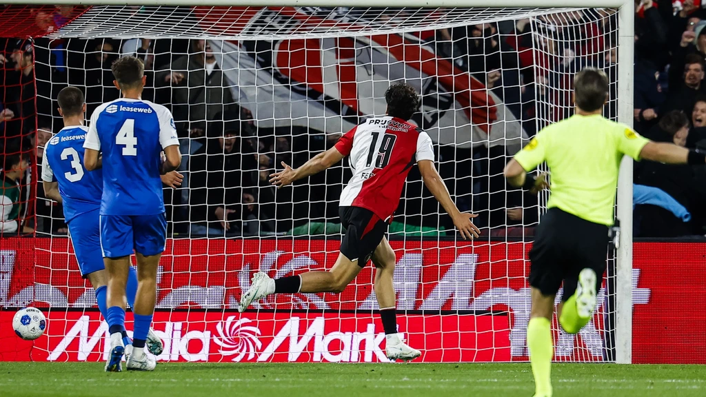 Ferri is Goes na fout AZ-verdediger te snel af en opent score voor Feyenoord in topper