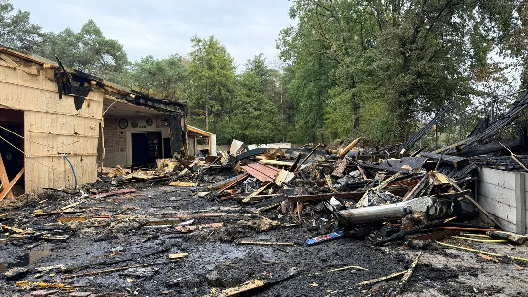 Verslagenheid na verwoestende brand in Limburgse saloon: ‘Onze trots afgebrand’ Verslagenheid na verwoestende brand in Limburgse saloon: ‘Onze trots afgebrand’