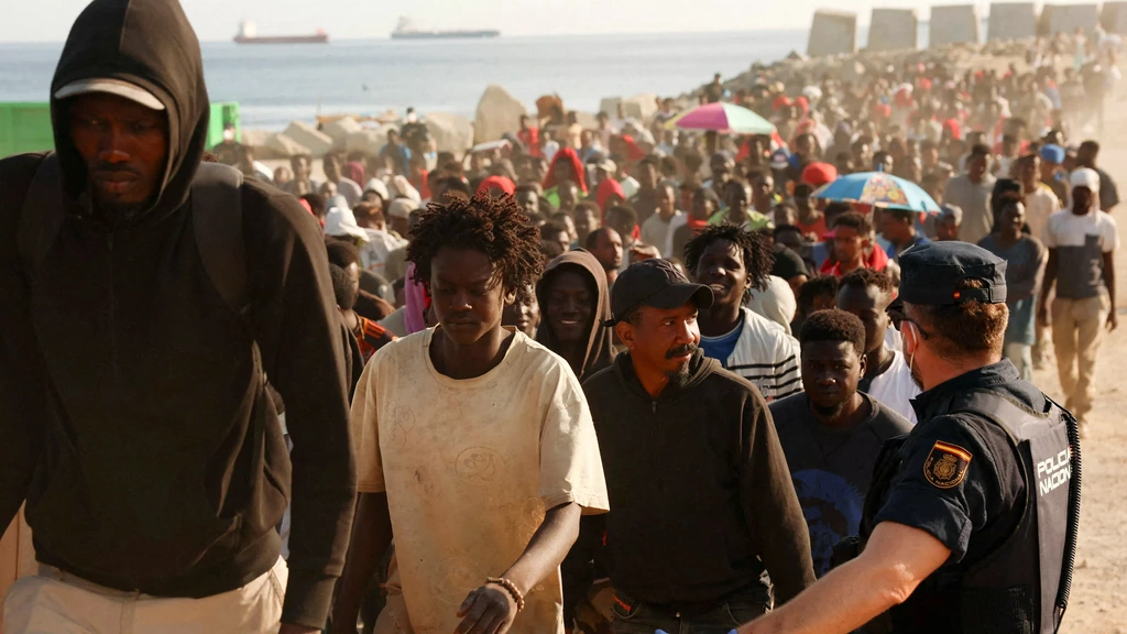 Spanje vraagt Europese grenswacht Frontex om hulp met migranten in Ceuta