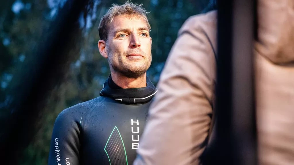 Maarten van der Weijden hervat zwemtocht na rustdag vanwege gezondheidsklachten