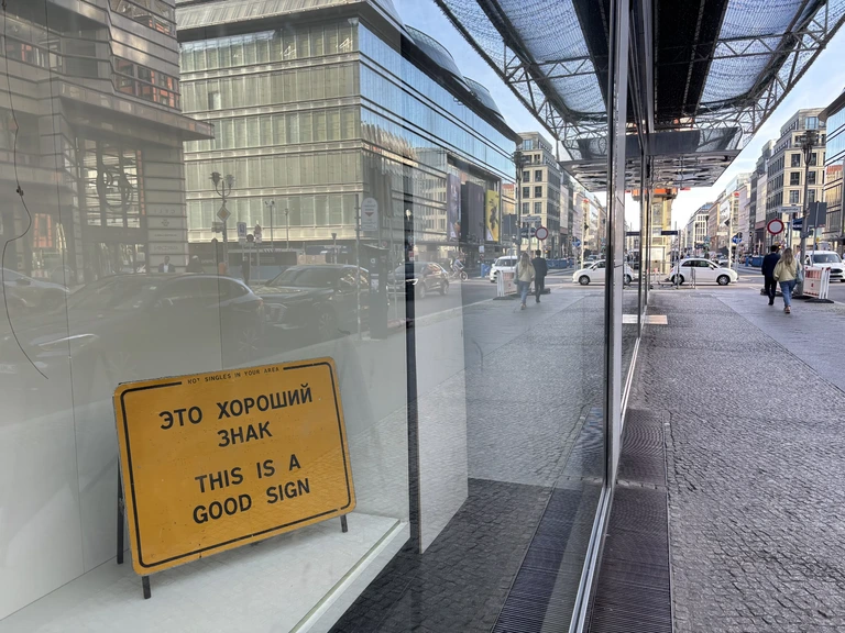 In het gebouw worden kunstexposities gehouden