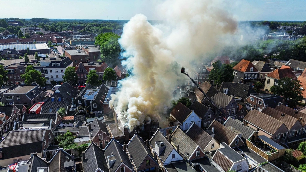 Grote brand in centrum Meppel, meerdere woningen getroffen