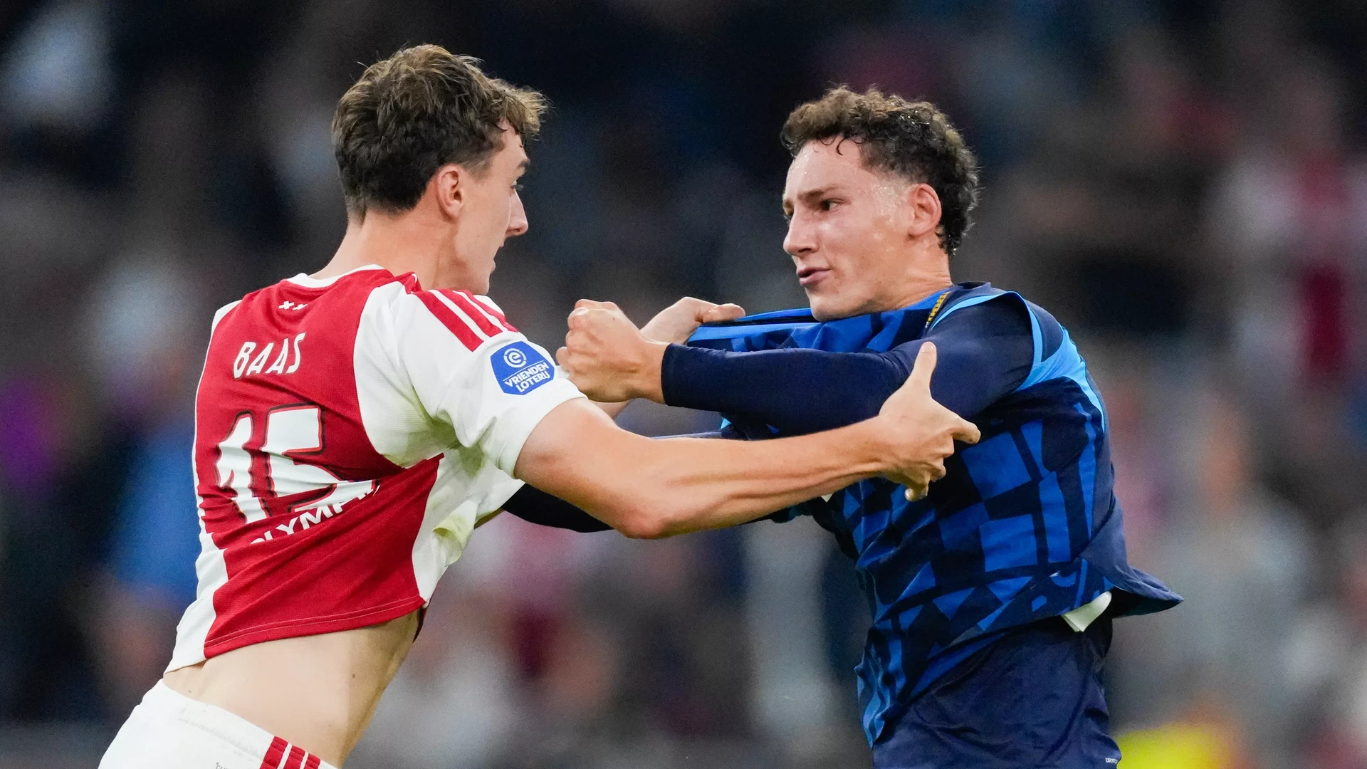 PSV verslaat Ajax in Amsterdam in tumultueuze topper (1-3)