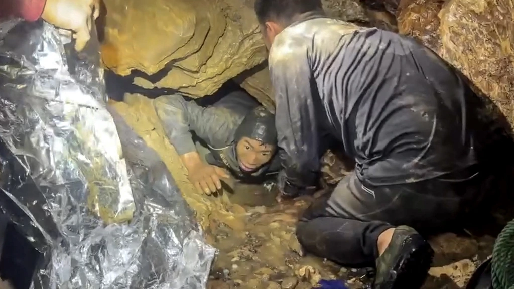 Foto: Vijf goudzoekers die vastzaten in een grot in Laos zijn gered