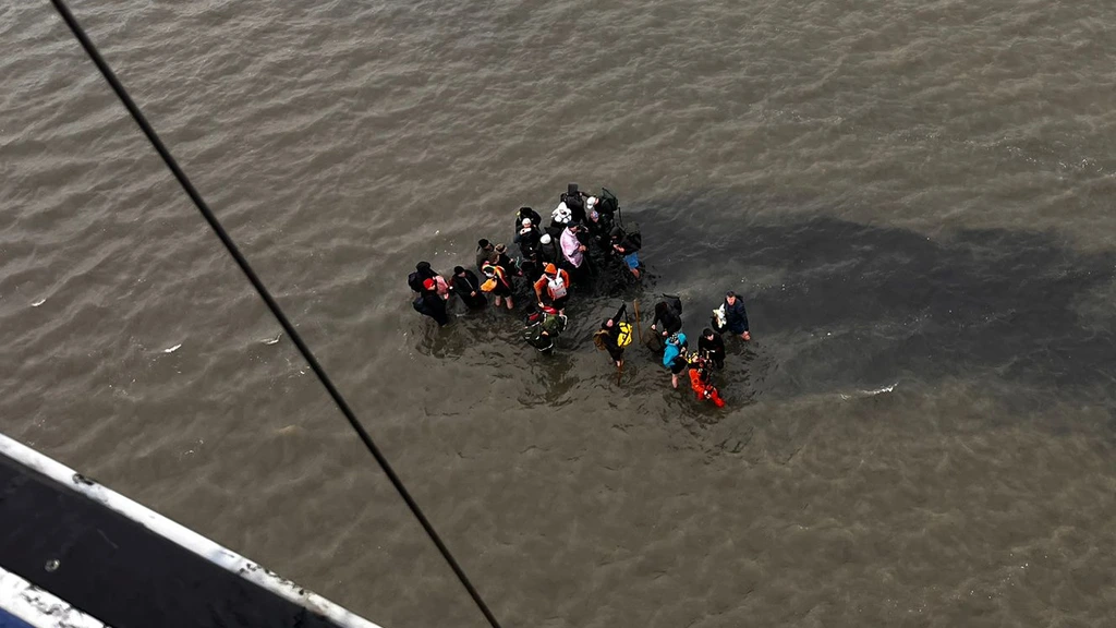 Foto: Groep onderkoelde wadlopers bij Ameland gered