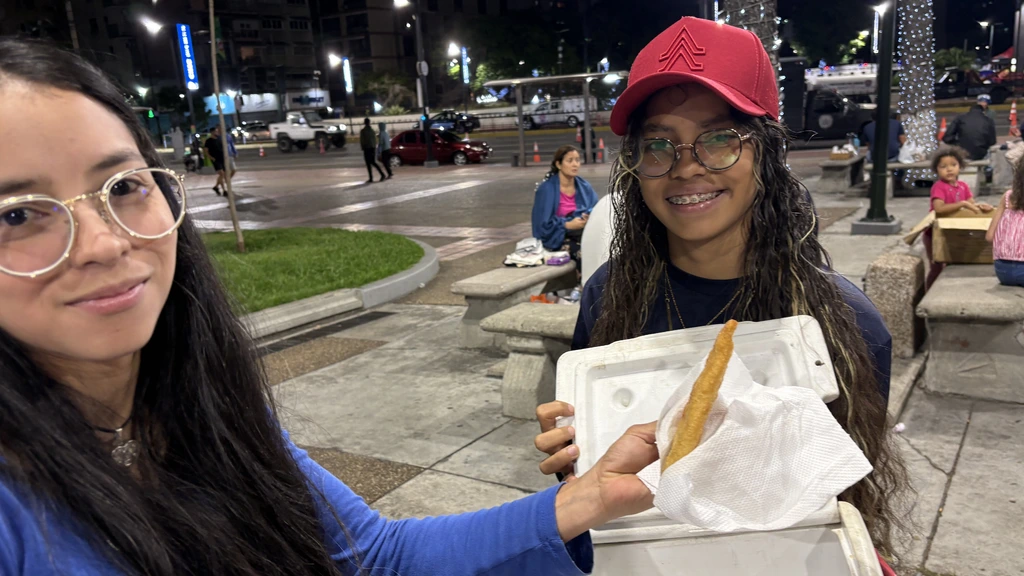 Foto: Broodjes uitdelen na bevingen in Caracas: 'Ik wil niet thuis blijven zitten'