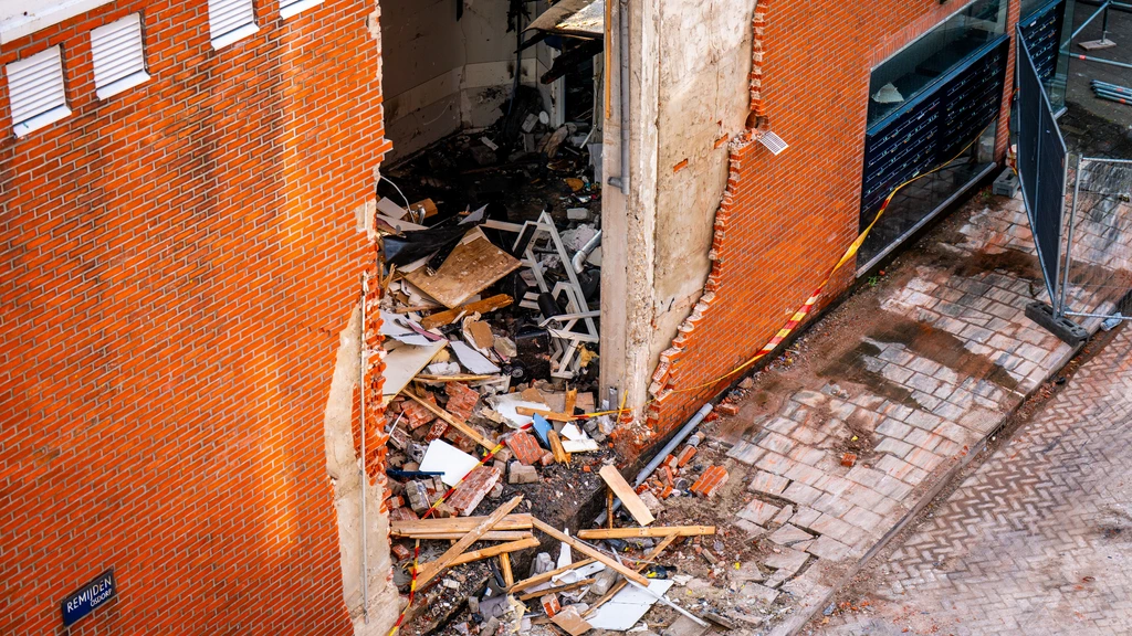 Foto: Amsterdammers langer vast voor zware explosie in Osdorp