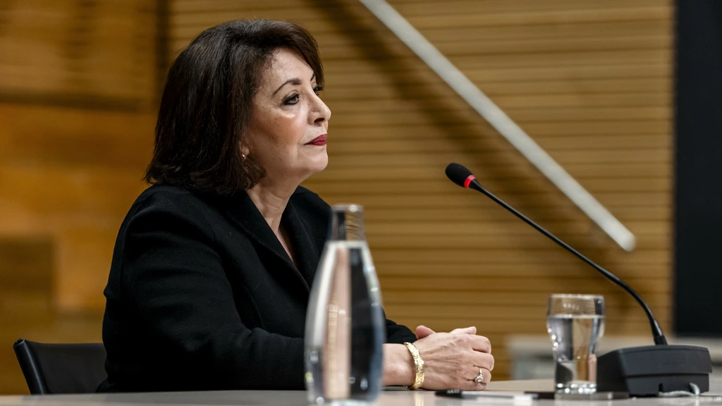 coronacommissiemaandag, 08:02Voormalig voorzitter Arib: Kamer had geen plan voor als er een pandemie zou uitbreken • 'Nare periode' om drukNegen weken lang verhoren Kamerleden bijna vijftig kopstukken van het coronabeleid. In dit liveblog lees je het laatste nieuws.