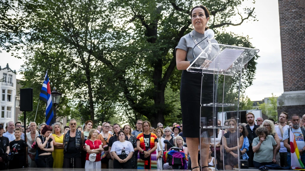 Foto: Amsterdam staat stil bij de Pride-aanslag in Berlijn, duizenden mensen bij Homomonument 