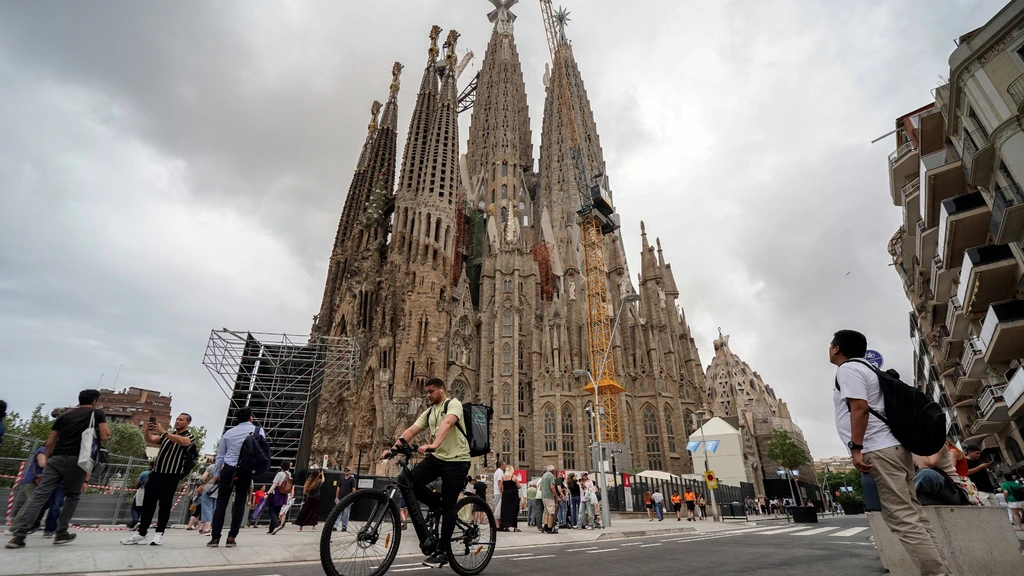 Foto: Paus zegent toren Sagrada Família in, maar er is ook kritiek op voltooiing basiliek