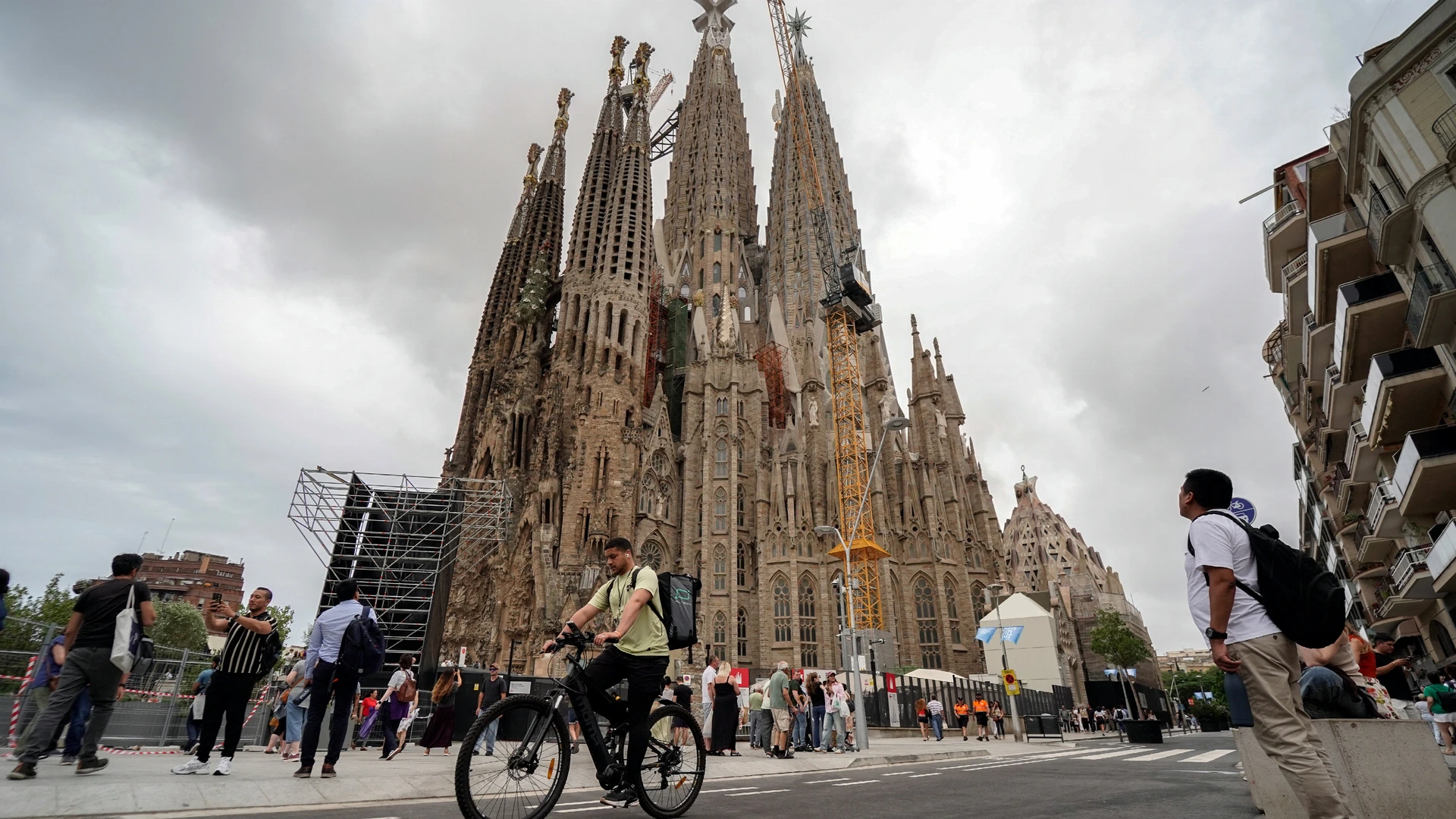 Paus zegent toren Sagrada Família in, maar er is ook kritiek op voltooiing basiliek