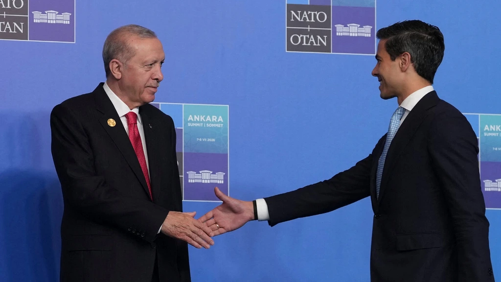 Erdogan deelt vuurwapens uit op NAVO-top, Jetten laat zijn exemplaar in Ankara