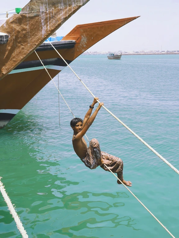 Mede door de verzengende hitte in de zomer is de zee voor veel Iraniërs belangrijk om te kunnen leven. Het water zorgt voor verkoeling en een gevoel van vrijheid