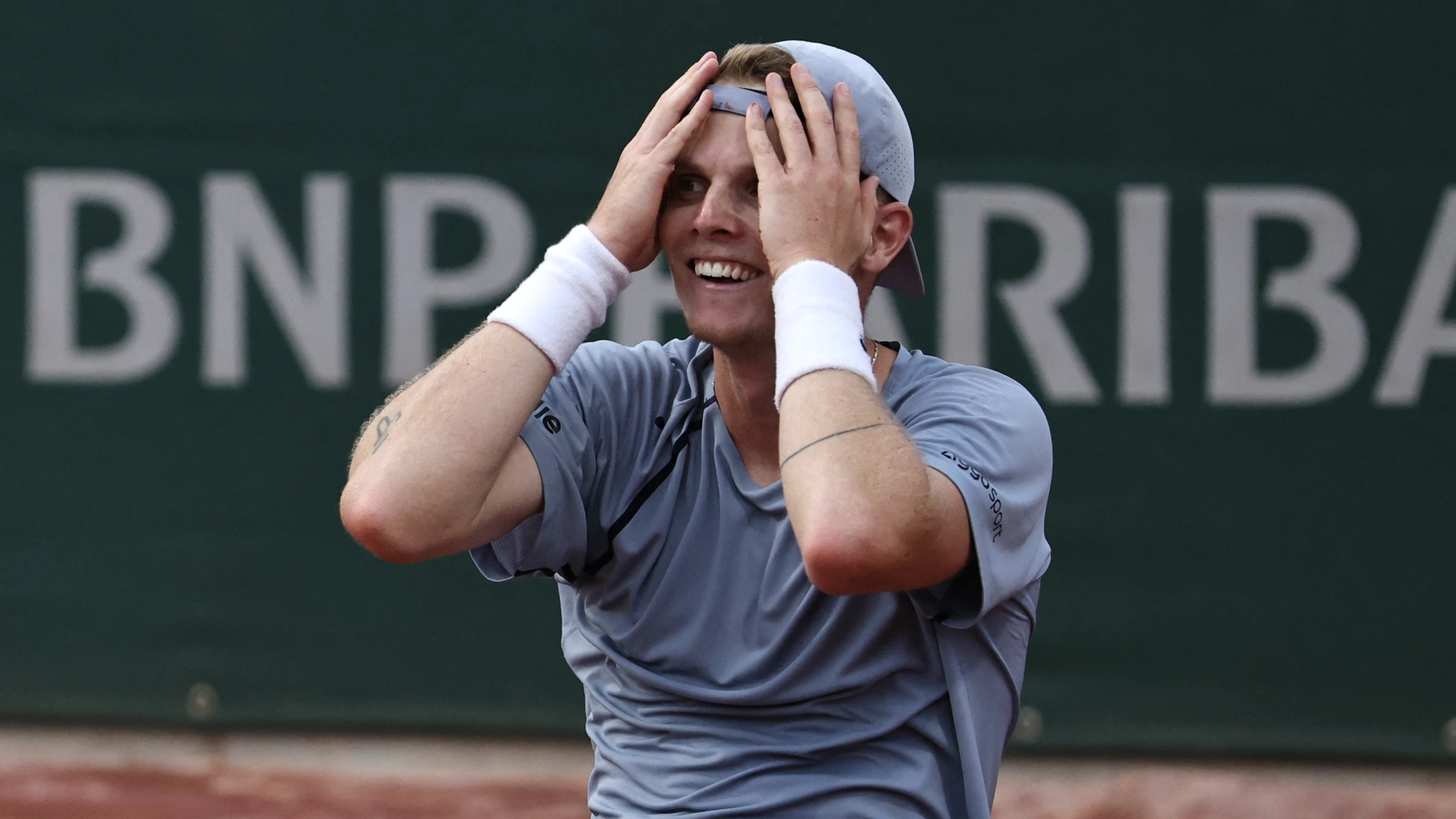 De Jong knokt zich in vijfsetter naar achtste finales op Roland Garros