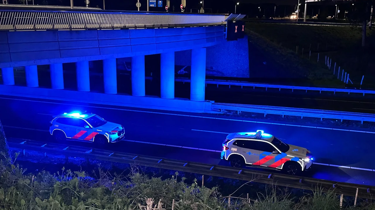 Dode bij nachtelijk ongeluk op A76, slachtoffer geraakt door meerdere auto’s Dode bij nachtelijk ongeluk op A76, slachtoffer geraakt door meerdere auto’s