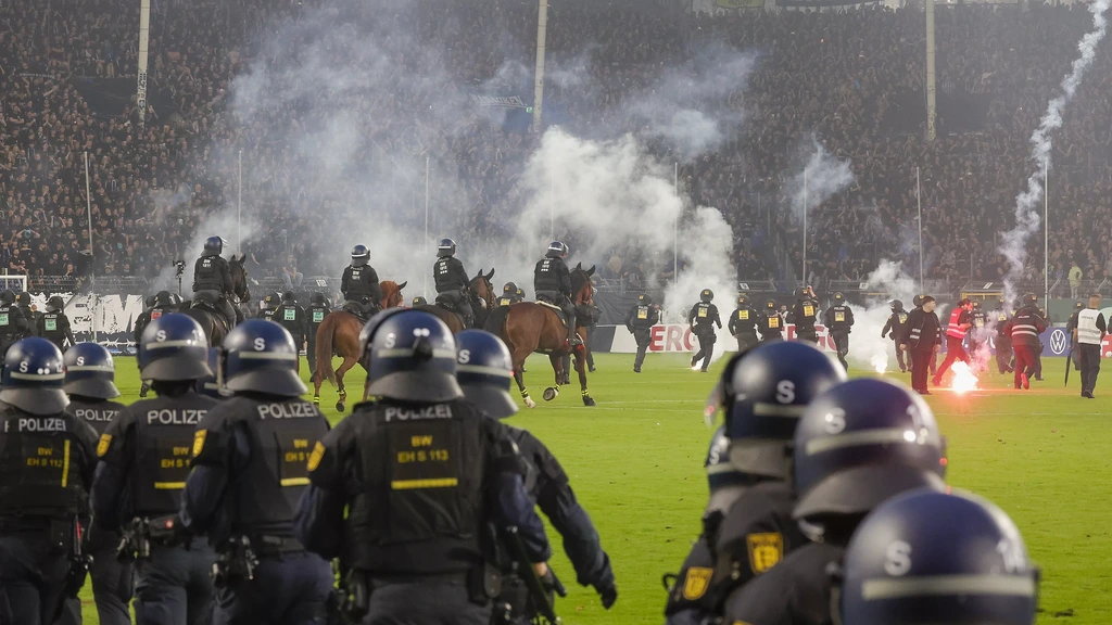 Foto: Tientallen agenten en supporters gewond bij voetbalderby in Duitsland