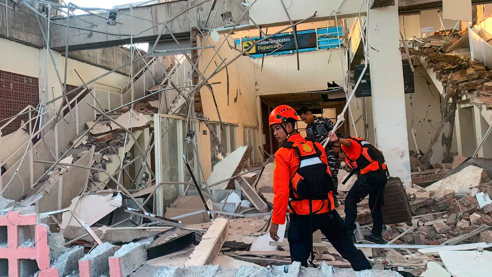 Zeker 38 doden na aardbeving met kracht van 7,7 voor kust van Indonesië
