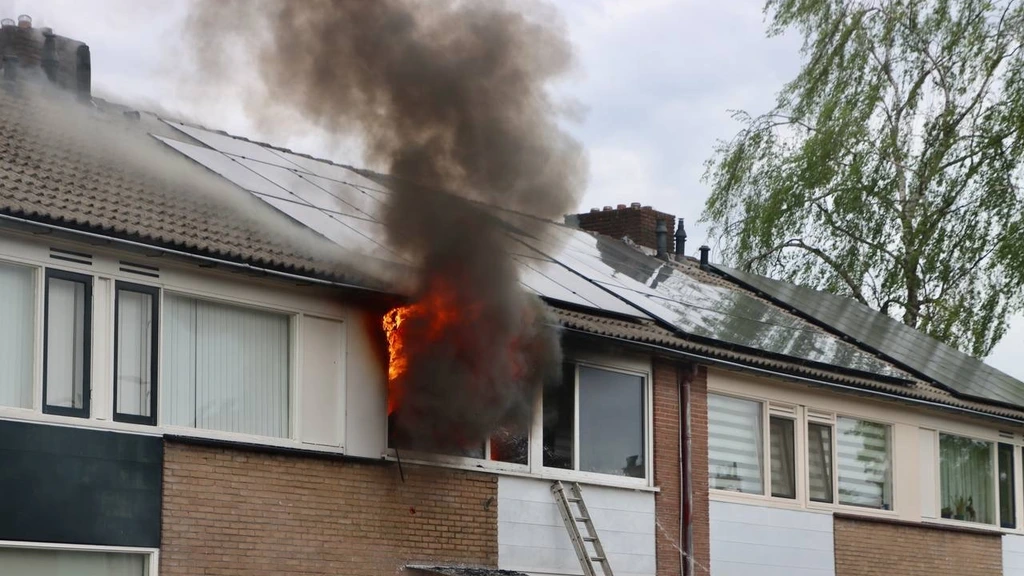 Foto: Dode bij brand in Oldenzaal, tussenwoning uitgebrand