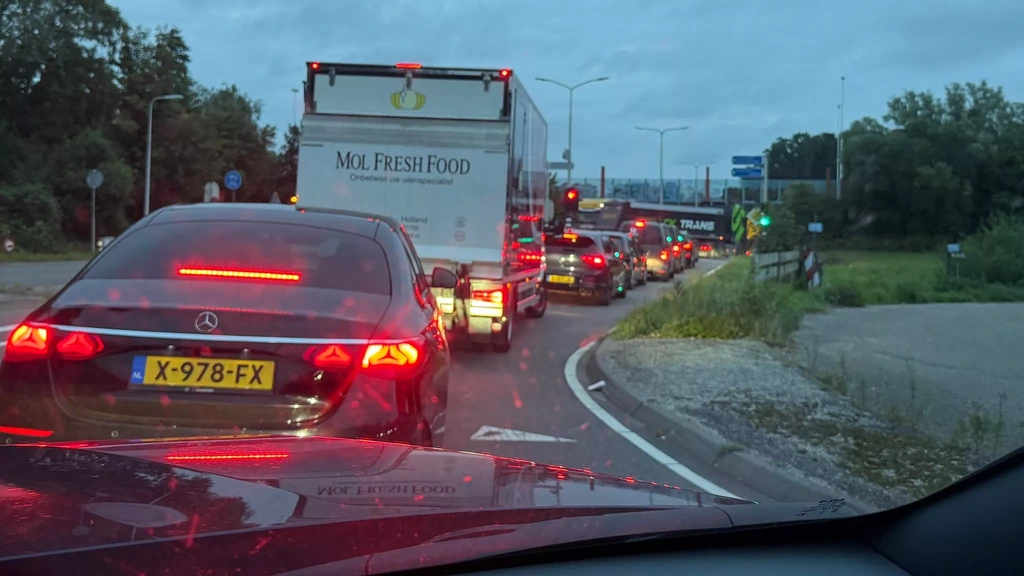Foto: Al vroeg file rond afgesloten Hardenbergerbrug in A28 bij Nijkerk