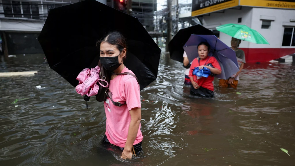 Foto: Ook met kniehoog water na overstromingen gaat de markt in Bangkok door
