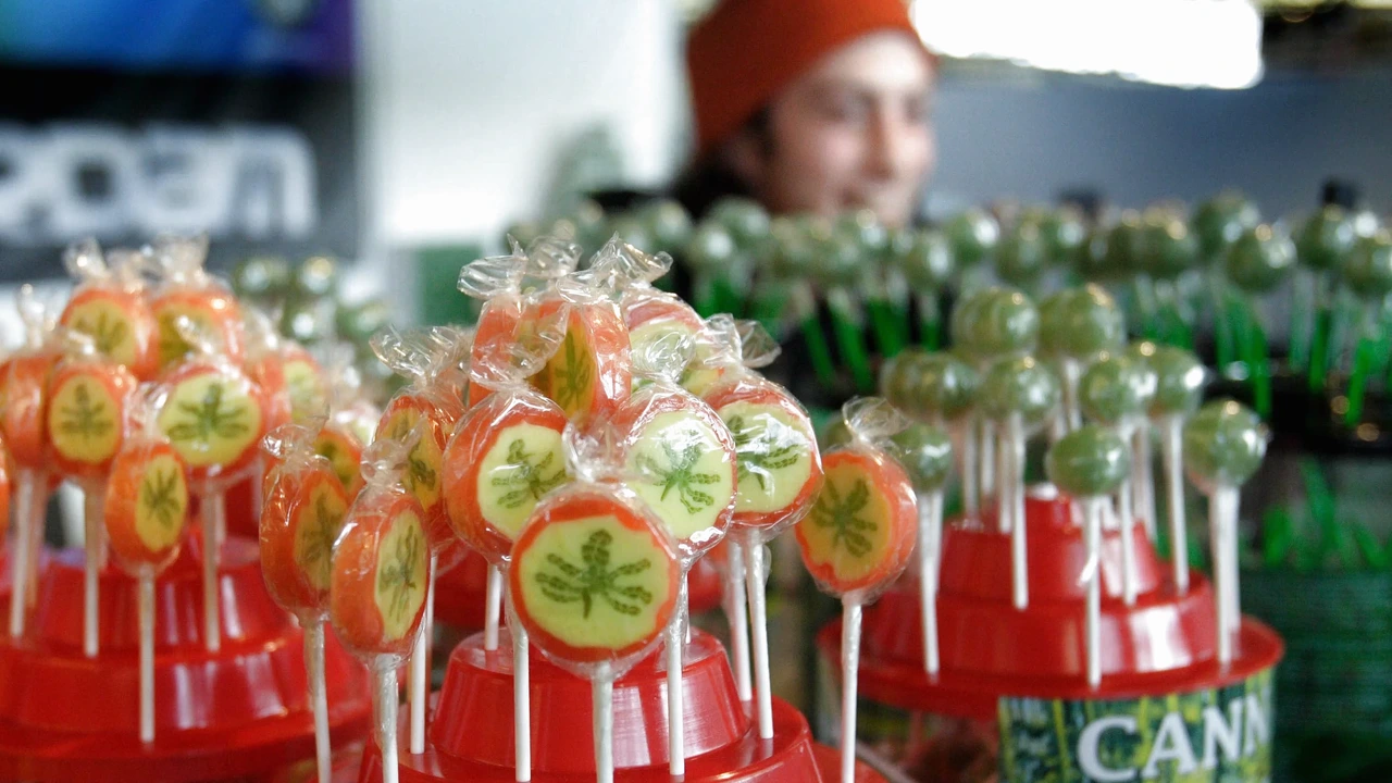 Duizenden THC-snoepjes in beslag genomen, bestemd voor Nederland Duizenden THC-snoepjes in beslag genomen, bestemd voor Nederland