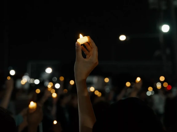 Demonstranten houden waxinelichtjes omhoog
