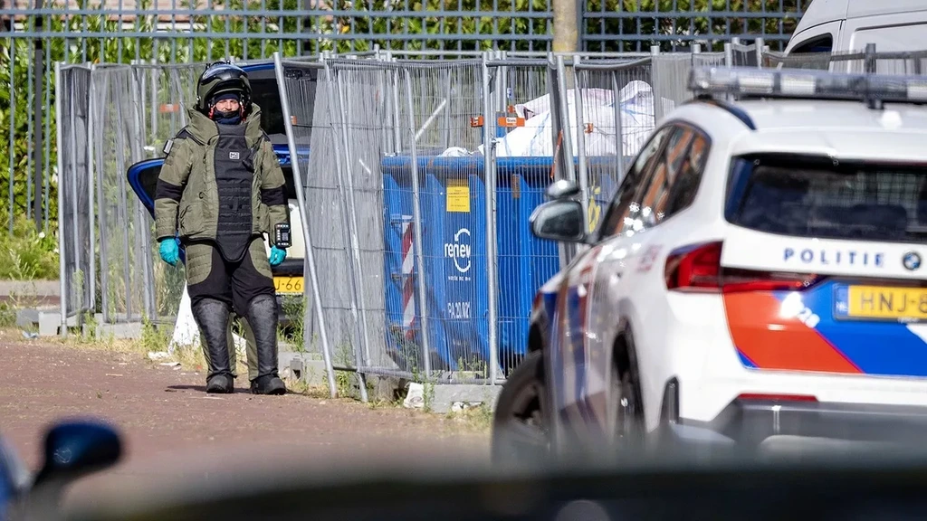 Verdachte aangehouden na crash van auto met explosieven in Amsterdam Verdachte aangehouden na crash van auto met explosieven in Amsterdam