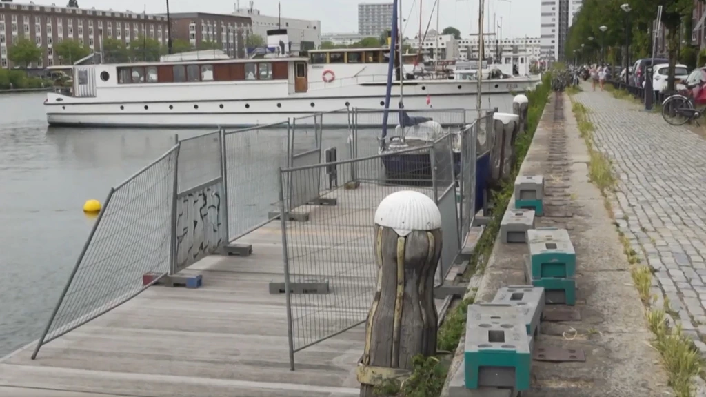Onbegrip over geplaatste hekken op zwemsteiger in Amsterdam: ‘Echt absurd’ Onbegrip over geplaatste hekken op zwemsteiger in Amsterdam: ‘Echt absurd’